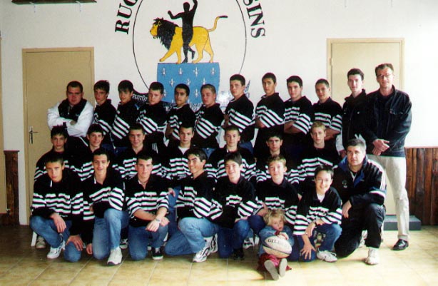 Le groupe minimes 98/99 en compagnie de M. Caillat partenaire du RCS